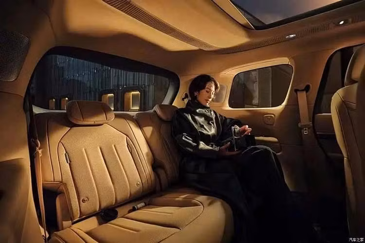 Trong khi đó, cụm điều khiển trung tâm tích hợp đế sạc điện thoại không dây cùng hai hộc để cốc. Phía dưới còn có không gian chứa đồ cho các vật dụng như ô và ba lô. Theo thông tin chính thức, Xpeng GX sẽ được trang bị kính riêng tư điều chỉnh độ trong/mờ bằng trí thông minh nhân tạo AI đầu tiên trên thế giới. Nhờ đó, người dùng có thể thay đổi độ tối của kính phía sau trong 0,16 giây.