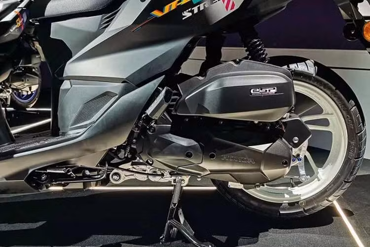 Về vận hành, mẫu xe tay ga Honda Click Street 125 2026 mới sẽ vaabx tiếp tục sử dụng khối động cơ eSP dung tích 124,8cc, cấu hình 4 thì, SOHC, làm mát bằng dung dịch. Con số không quá đột phá, nhưng Honda cho biết đã tinh chỉnh và làm nhẹ một số chi tiết.