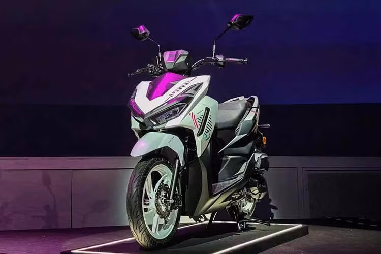Đây là loại động cơ đã được kiểm chứng về độ bền, khả năng tiết kiệm nhiên liệu và sự phù hợp với nhu cầu di chuyển hằng ngày. Bình xăng dung tích 5,5 lít giúp xe duy trì phạm vi hoạt động ổn định, đáp ứng tốt cho việc đi lại trong thành phố.