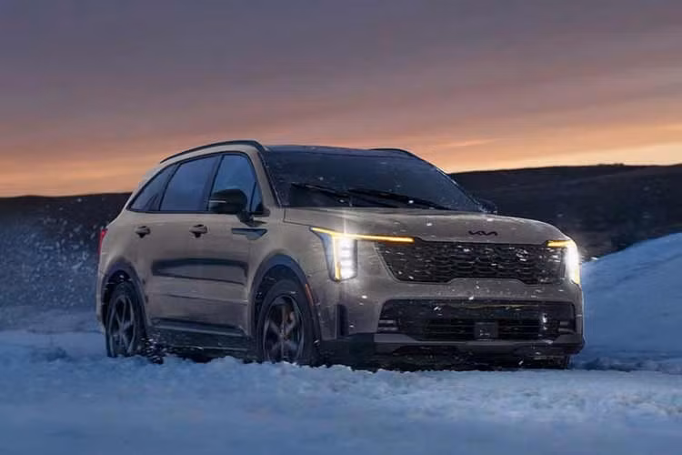 Một trong những điểm đáng chú ý trên mẫu SUV sắp ra mắt là hệ thống kiểm soát chuyển động E-VMC - công nghệ từng xuất hiện trên Kia Carnival Hybrid. Hệ thống này hoạt động bằng cách điều chỉnh mô-men xoắn và phân bổ lực kéo tới từng bánh xe, giúp xe vận hành ổn định hơn trong nhiều tình huống.