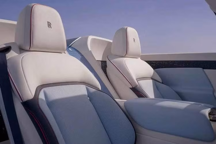 Một điểm nhấn khác là hệ thống đèn “Starlight Breeze” với 10.500 sợi quang học tạo hiệu ứng bầu trời sao bao quanh khoang nội thất. Đúng với truyền thống của Rolls-Royce, các “ngôi sao” này không được bố trí ngẫu nhiên mà theo một họa tiết đặc biệt dựa trên phân tích sóng âm từ tiếng hót của chim sơn ca.