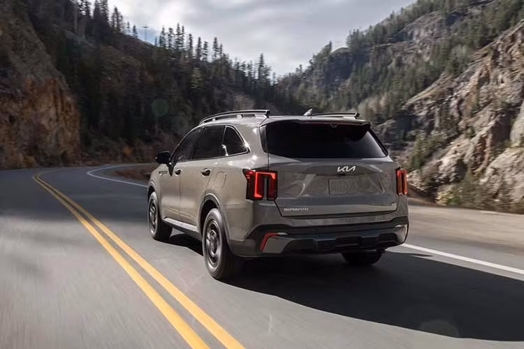 So với bản hiện hành, Sorento mới nhiều khả năng vẫn giữ nguyên kiểu dáng quen thuộc, trong khi được bổ sung các công nghệ mới để cải thiện trải nghiệm vận hành và an toàn. Điều này phù hợp với xu hướng chung của các bản facelift (nâng cấp giữa vòng đời), khi nhà sản xuất tập trung cải tiến tính năng thay vì thay đổi ngoại hình quá nhiều.