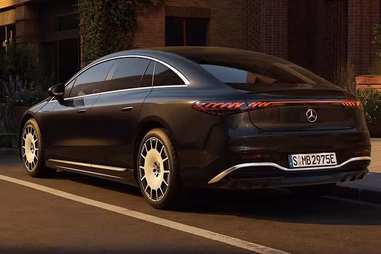 Khả năng sạc của Mercedes-Benz EQS 2026 cũng được nâng cấp khi xe hỗ trợ sạc nhanh DC lên tới 350 kW, cho phép xe chạy thêm khoảng 320 km chỉ sau 10 phút sạc. Điều này đạt được nhờ phần mềm chia pin thành hai phần, mỗi phần sạc ở mức 400V với công suất tối đa 175 kW.