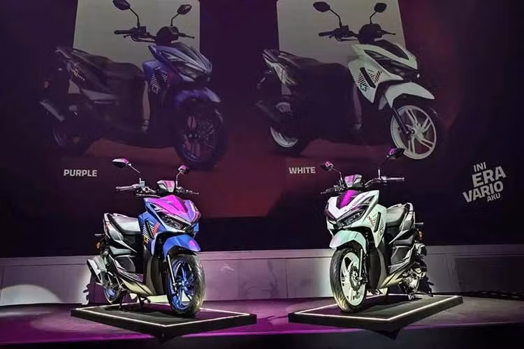 Honda Click Street 125 2026 được bán tại Malaysia với mức giá 7.428 ringgit (khoảng 49,2 triệu đồng). Mẫu xe này có 3 lựa chọn màu sắc mới cho khách hàng gồm Street Black Coral, Street Black Purple và Street Black White. Tại Việt Nam, mẫu scooter này còn được biết đến với tên gọi Vario 125.