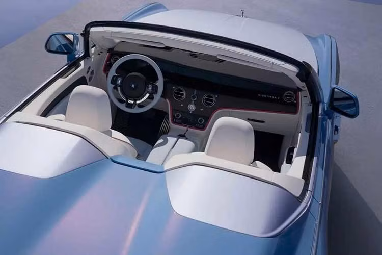 Chiếc Rolls-Royce Nightingale trong bài viết này với những hình ảnh do hãng tung ra được sơn màu xanh Cote d’Azur pha ánh đỏ nhẹ, kết hợp với các chi tiết bạc và mui nỉ cùng tông. Sắc xanh nhạt này lấy cảm hứng từ mẫu xe thử nghiệm Rolls-Royce 17EX ra đời từ năm 1928.