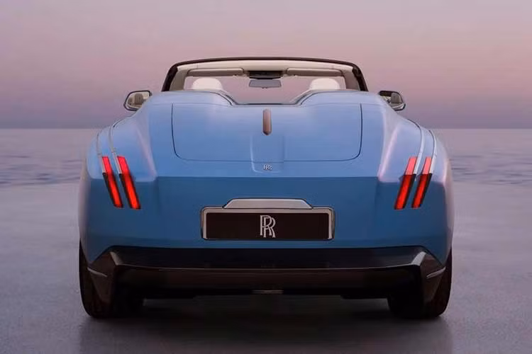 Nightingale sử dụng khung gầm bằng nhôm “Architecture of Luxury” giống các mẫu Rolls-Royce khác. Đồng thời, xe được trang bị hệ truyền động thuần điện tương tự Rolls-Royce Spectre. Thông số kỹ thuật chi tiết của mẫu xe giới hạn số lượng này vẫn chưa được công bố. Hãng cho biết sẽ tiết lộ thêm khi xe tiếp tục quá trình thử nghiệm và phát triển trên toàn cầu.