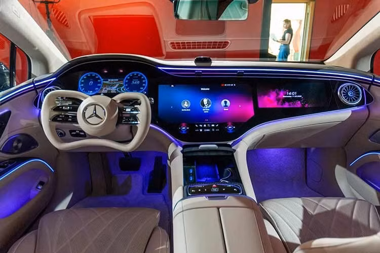 Trong lần nâng cấp này, xe được trang bị vô lăng hình chữ nhật tương tự loại dùng cho Tesla. Đây vốn là một trang bị vẫn gây nhiều tranh cãi trong thời gian qua, thậm chí còn bị cấm sử dụng cho xe ở thị trường Trung Quốc. Tuy nhiên, Mercedes-Benz vẫn cung cấp vô lăng tròn truyền thống dưới dạng trang bị tùy chọn, đi kèm hệ thống lái điện cơ.