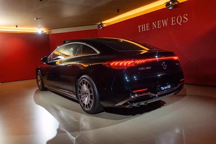 Ngoài vô lăng, mẫu sedan hạng sang này còn được trang bị hệ điều hành mới nhất của Mercedes-Benz (MB.OS) và trợ lý ảo MBUX Virtual Assistant. Màn hình Hyperscreen cỡ lớn vẫn được giữ lại, trong khi hàng ghế sau có thêm màn hình giải trí 13,1 inch. Không dừng ở đó, thương hiệu ngôi sao 3 cánh còn nâng cấp khu vực ngoại thất của EQS mới.