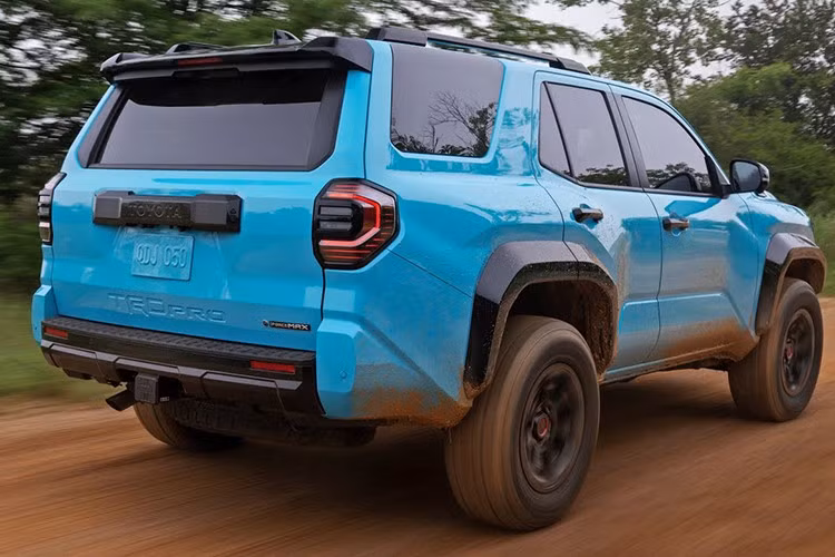 Về ngoại thất, thay đổi rõ rệt nhất trên mẫu xe SUV cỡ lớn Toyota Sequoia 2026 là màu sơn mới Wave Maker, độc quyền cho phiên bản hiệu suất cao TRD Pro.