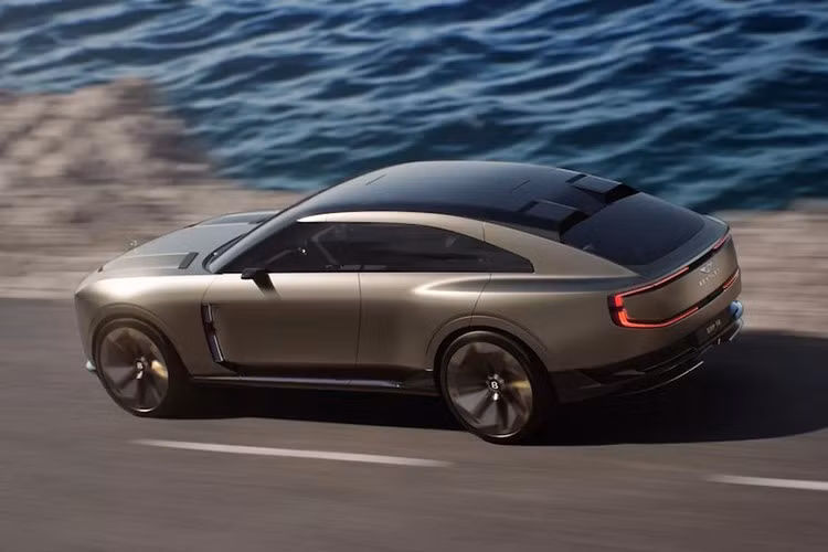Bentley không nói nhiều về hàng ghế sau, nhưng chúng được ngăn cách bằng một bệ trung tâm có màn hình tích hợp cũng như đèn thời trang. Bệ này cũng chứa tủ lạnh và các nút điều khiển chuyên dụng. Do là một chiếc crossover, EXP 15 có cốp xe rộng rãi có thể dùng làm khu vực dã ngoại cao cấp.
