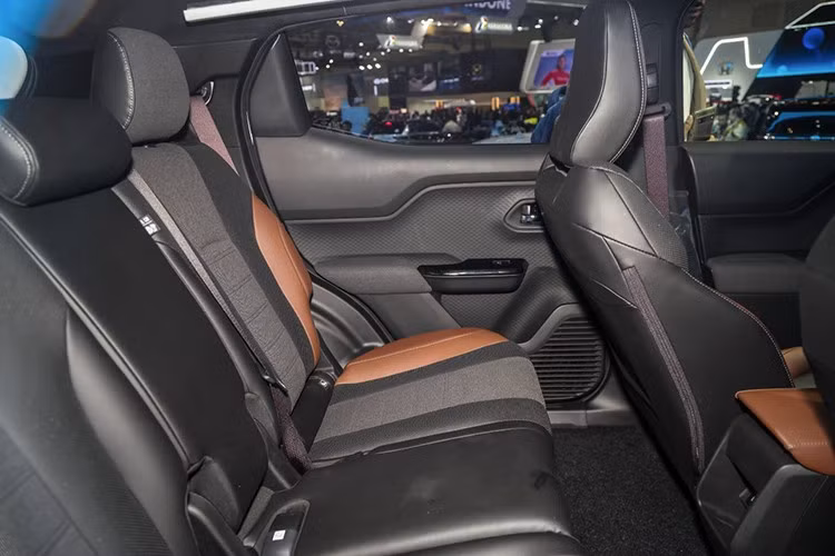 Do chia sẻ nền tảng khung gầm với Suzuki eVitara nên Toyota Urban Cruiser EV cũng sử dụng cùng hệ truyền động. Cụ thể, xe sở hữu phiên bản dẫn động cầu trước FWD với một mô-tơ điện có công suất tối đa 144 mã lực và mô-men xoắn cực đại 189 Nm. Mô-tơ điện này kết hợp với pin 49 kWh. Tiếp theo đó là phiên bản FWD với một mô-tơ điện mạnh 174 mã lực/189 Nm và pin 61 kWh.