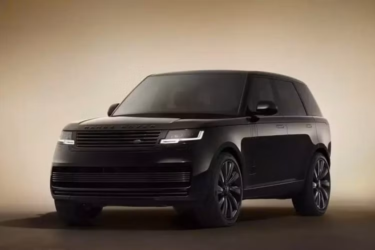 Dưới nắp capo, Range Rover SV Black Edition vẫn giữ nguyên khối động cơ V8 tăng áp kép, dung tích 4.4 lít, tạo ra công suất tối đa 615 mã lực và mô-men xoắn cực đại 749 Nm. Trái tim này Range Rover SV bản đặc biệt sẽ kết hợp với hộp số tự động 8 cấp và hệ dẫn động 4 bánh toàn thời gian và có trang bị đánh lái 4 bánh.