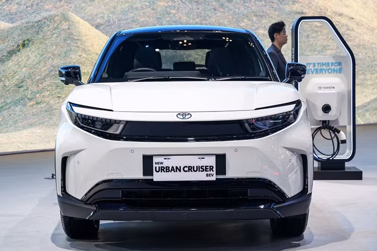 Toyota Urban Cruiser EV có kích thước dài x rông x cao lần lượt 4.285 x 1.800 x 1.640 mm và chiều dài cơ sở 2.700 mm. Như vậy, xe nhỏ hơn đàn anh Toyota bZ4X nhưng lớn hơn Yaris Cross.