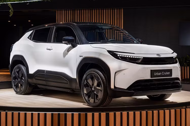 Con số tương ứng của bản tiêu chuẩn với pin 48 kWh là khoảng 300 km. Trong khi đó, bản AWD với pin 61 kWh đạt phạm vi di chuyển khoảng 350 km. Xe có thể sạc nhanh DC với công suất tối đa lên đến 150 kW. Chưa rõ sau Indonesia, hãng Toyota có giới thiệu mẫu SUV điện này ở những thị trường Đông Nam Á khác như Việt Nam hay không.