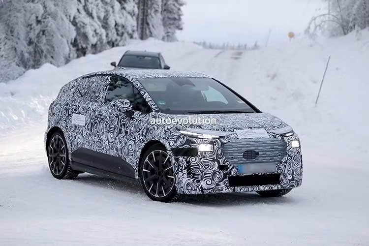 Qua hình ảnh "úp mở" do Audi tung ra, có thể thấy A2 e-tron sẽ kế thừa phong cách thiết kế của thế hệ trước với sàn xe nâng cao và không gian trần xe tương đối rộng rãi. Tên gọi bắt đầu bằng chữ “A” thay vì “Q” cho thấy xe không được định vị là SUV bất chấp chiều cao tổng thể khá lớn.