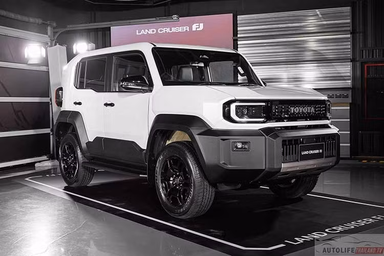 Bên cạnh đó, Toyota còn tăng độ cứng cho phần khung sau bằng cách rút ngắn chiều dài. Vị trí treo của hệ thống treo sau đã được bổ sung điểm hàn để tăng độ chắc chắn. Chưa hết, hãng Toyota còn trang bị tấm bảo vệ gầm động cơ, gia cố dầm ngang và dầm sau để hỗ trợ hệ dẫn động 4WD cũng như khả năng kéo. Móc kéo phía sau được tích hợp vào khung để tăng độ bền.