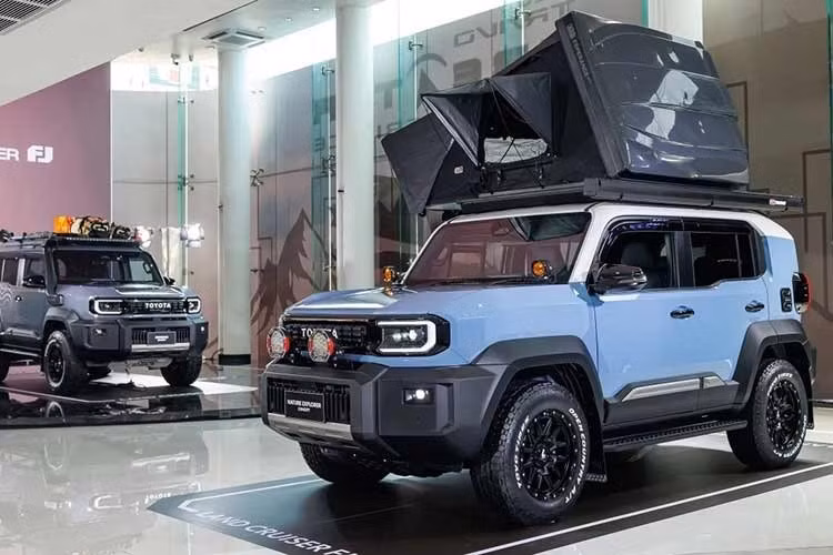 Với mức giá dễ tiếp cận, nhưng vẫn sở hữu khung gầm rời và hệ dẫn động 4 bánh, Toyota Land Cruiser FJ 2026 được xem như một “phiên bản thu gọn” của dòng Land Cruiser huyền thoại. Mẫu xe này hướng đến nhóm khách hàng trẻ, yêu thích khám phá, cần một chiếc SUV vừa đủ linh hoạt trong phố vừa sẵn sàng cho những hành trình địa hình.