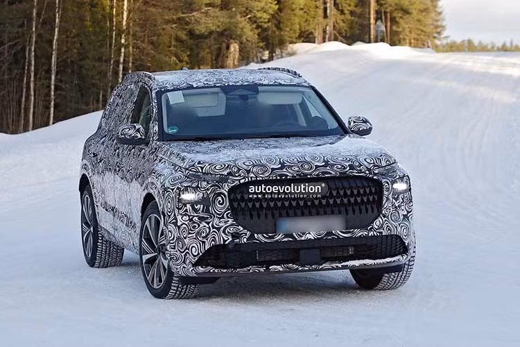 Theo một số nguồn tin, Audi Q9 sẽ là SUV 3 hàng ghế sắp với cấu hình nội thất 6 chỗ hoặc 7 chỗ ngồi. Ở bản 6 chỗ, xe sẽ được trang bị hàng ghế giữa với 2 ghế thương gia tách rời sang trọng hơn. Điều này đặt Audi Q9 vào cùng phân khúc với các mẫu xe như Mercedes-Benz GLS và BMW X7.