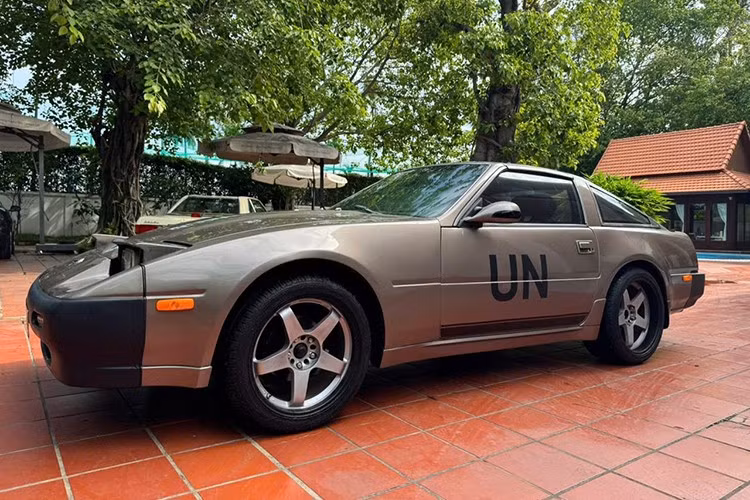 Thế hệ đầu tiên của 300ZX, được biết đến với tên gọi Z31, được sản xuất từ ​​năm 1983 đến năm 1989 và đã thành công về doanh số, trở thành mẫu xe Z bán chạy nhất của Nissan, và chiếc xe của doanh nhân này cũng là bản Z31. Xe được độ lại vô lăng đua, thêm hộc đựng cốc và gạt tàn xì gà cho chủ nhân sử dụng.
