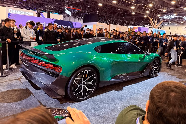 Trên thực tế, phần đầu xe gợi nhớ nhiều hơn đến Ferrari F8 Tributo thay vì bất kỳ mẫu siêu xe Bugatti Chiron nào. Dreame Nebula 1 được giới thiệu là xe 4 cửa, nhưng kiểu dáng tổng thể lại mang hơi hướng siêu xe nhiều hơn sedan. Gói trang bị khí động lực học bằng sợi carbon hầm hố cùng cánh gió trên nắp cốp kiểu xe đua cho thấy tiềm năng vận hành của mẫu xe Trung Quốc này.