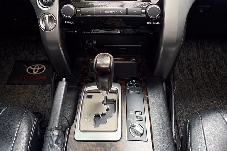 Về giải trí, xe sở hữu hệ thống âm thanh cao cấp JBL với 14 loa, màn hình cảm ứng 8 inch tích hợp dẫn đường HDD, hỗ trợ Bluetooth, USB, radio vệ tinh và nền tảng Entune, cho phép truy cập nhiều dịch vụ thông tin và giải trí trực tuyến.