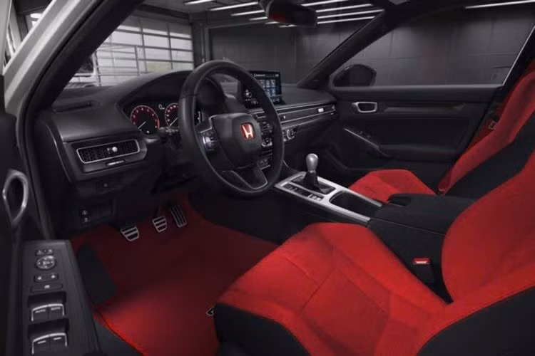 Dù đắt hơn, Civic Type R vẫn có lợi thế riêng trong phân khúc hatchback hiệu suất cao. Volkswagen Golf R hiện có giá khởi điểm hơn 50.000 USD, mạnh mẽ hơn nhờ hệ dẫn động 4 bánh và khả năng tăng tốc tốt hơn, nhưng không còn tùy chọn hộp số sàn.