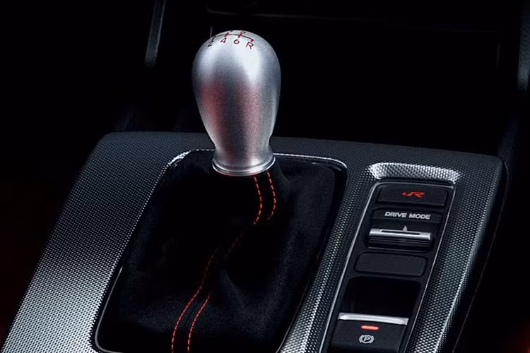 Phiên bản 2026 của Họnda Civic Type R không mang đến nhiều sự mới mẻ, nhưng tiếp tục duy trì một công thức đã được kiểm chứng – điều mà không phải mẫu xe nào cũng còn làm được ở thời điểm hiện tại.