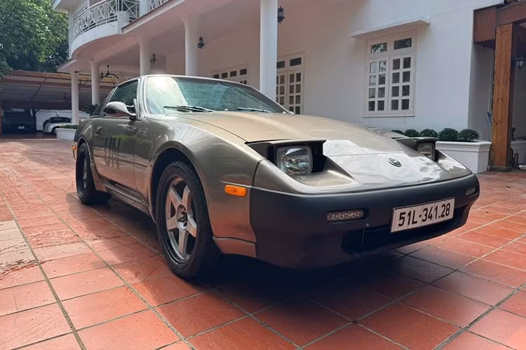 Để cạnh tranh hơn nữa trên thị trường xe thể thao, thế hệ thứ hai của 300ZX đã được nâng cấp lên phân khúc cao cấp hơn. Xe được thiết kế lại để nhanh hơn và tích hợp nhiều công nghệ tiên tiến hơn, nhưng đi kèm với giá cao hơn so với phiên bản tiền nhiệm, với mức giá tăng liên tục qua từng năm sản xuất.