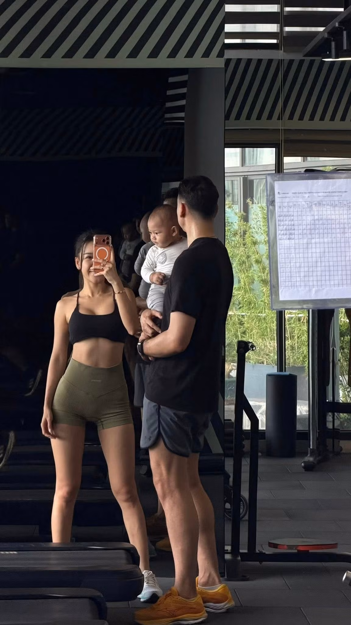 Người đẹp bế con trai nhỏ cùng tập luyện trở thành hình ảnh vô cùng quen thuộc, bình yên nhưng cực cuốn hút.