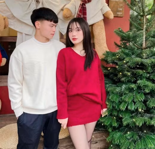 Dù không hoạt động trong giới giải trí hay thể thao, Nguyễn Linh vẫn nhận được nhiều sự yêu mến nhờ ngoại hình xinh xắn, tính cách dịu dàng và lối sống kín đáo.