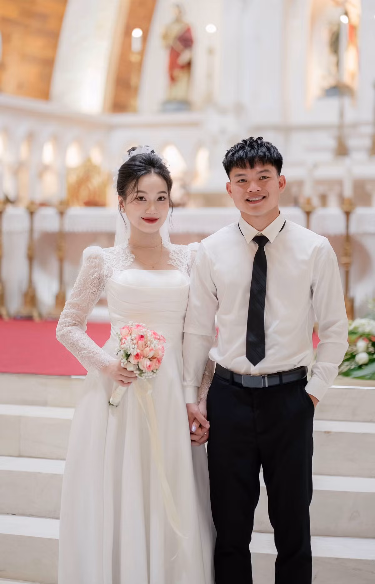 Hình ảnh Hồ Văn Cường ngồi cặm cụi viết thiệp cưới được chính nàng WAG Nguyễn Linh chia sẻ lên mạng xã hội, cô nàng còn trêu đùa chồng mình rằng: "đang nếm trải cảm giác của cô hai tháng trước".