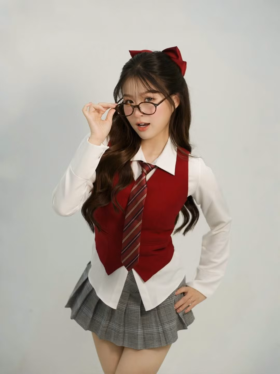 Lần này, nữ rich kid đã thử nghiệm một concept hoàn toàn khác biệt: hình ảnh nữ sinh. Tuy nhiên, không phải là một nữ sinh ngây thơ, trong sáng, mà là một cô gái trưởng thành, quyến rũ và đầy cá tính.