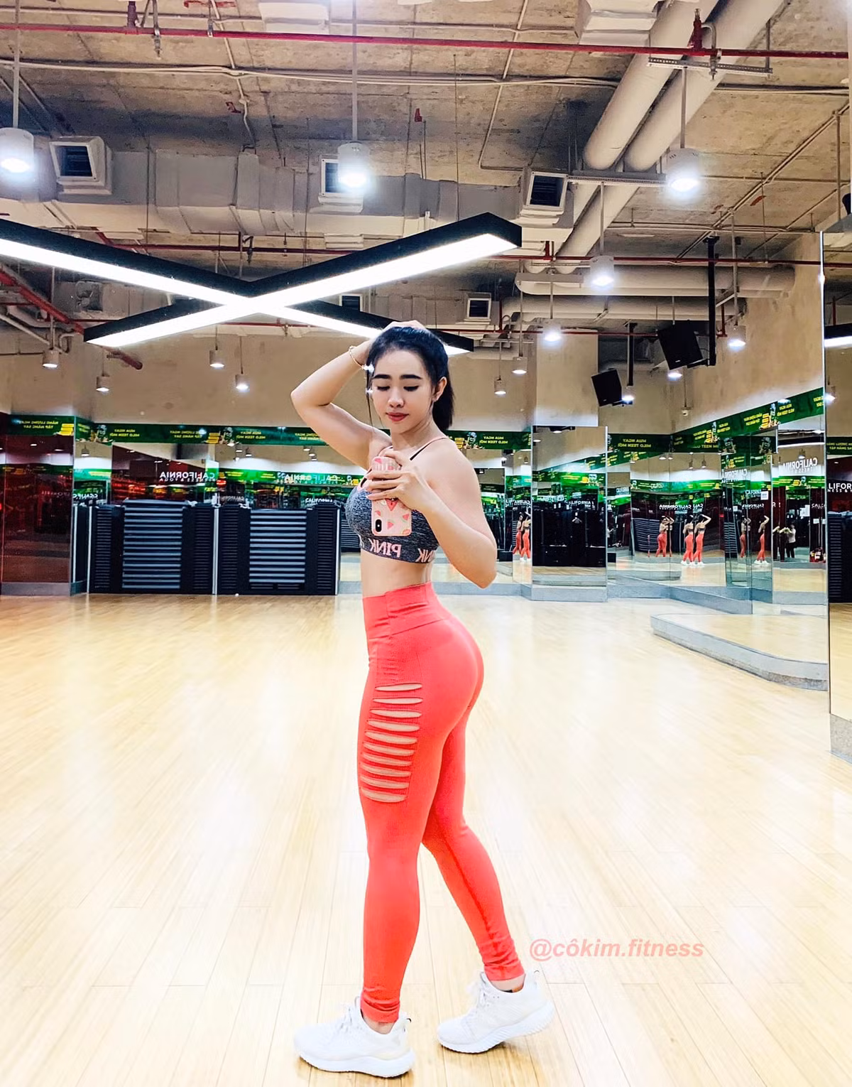 Kim Nguyên từng gây chú ý khi clip hơn 1 phút ghi lại cảnh một cô gái sỡ hữu vòng 3 "khủng" diện đồ thể thao đang cưỡi chiếc xe mô tô phân phối lớn Z1000 nổi bật trên đường phố đông đúc.