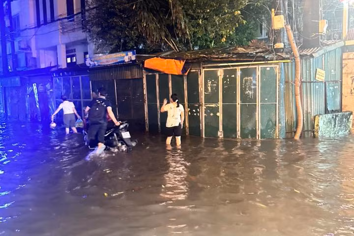 Trước đó, UBND TP Hà Nội từng dự báo toàn thành phố có thể xuất hiện tới 220 điểm úng ngập nếu xảy ra mưa lớn kéo dài trên 100mm/h. Hiện nhiều dự án nâng cấp hệ thống thoát nước, chống ngập đang được thành phố triển khai nhằm giảm áp lực cho hạ tầng đô thị.