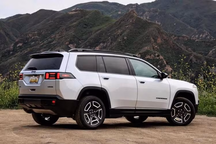 Thông số này giúp Jeep Cherokee vượt Hyundai SantaFe và Kia Sorento (đều 2.815 mm), nhưng vẫn thấp hơn Ford Everest (2.900 mm) hay Mazda CX-8 (2.930 mm). Trong dải sản phẩm của Jeep, Grand Cherokee là mẫu SUV ba hàng ghế có kích thước lớn hơn Cherokee.
