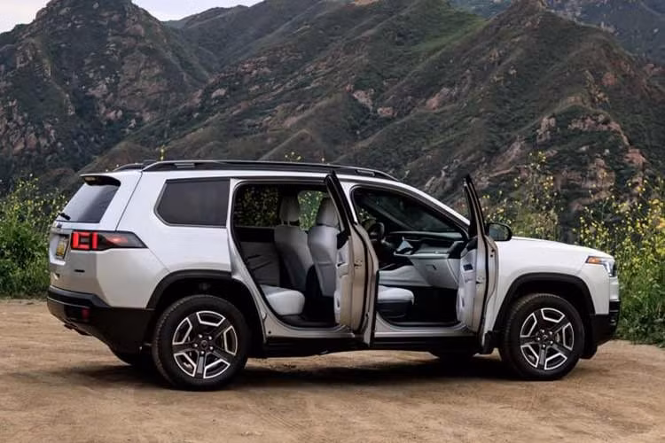 Hiện chưa rõ khi về Việt Nam xe sẽ được trang bị động cơ gì, tại Mỹ, Jeep Cherokee sở hữu hệ truyền động hybrid với sự kết hợp của động cơ xăng tăng áp 1.6L với hai mô-tơ điện. Hệ thống này tạo ra công suất tối đa 210 mã lực và mô-men xoắn cực đại 312 Nm.