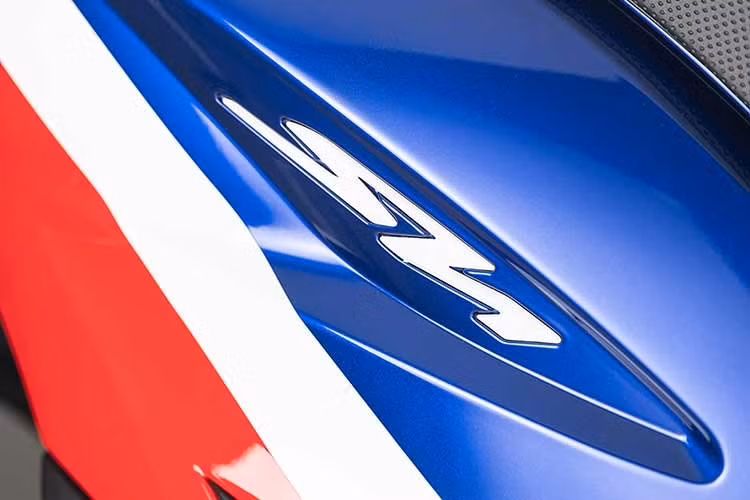 Bảng màu tương tự như những mẫu superbike như Honda CBR1000RR-R Fireblade. Kết quả là một diện mạo mạnh mẽ hơn, tôn vinh di sản của Honda Racing Corporation, bộ phận thể thao mô tô chịu trách nhiệm cho những thành công của nhà sản xuất Nhật Bản trong các cuộc thi trên toàn thế giới.