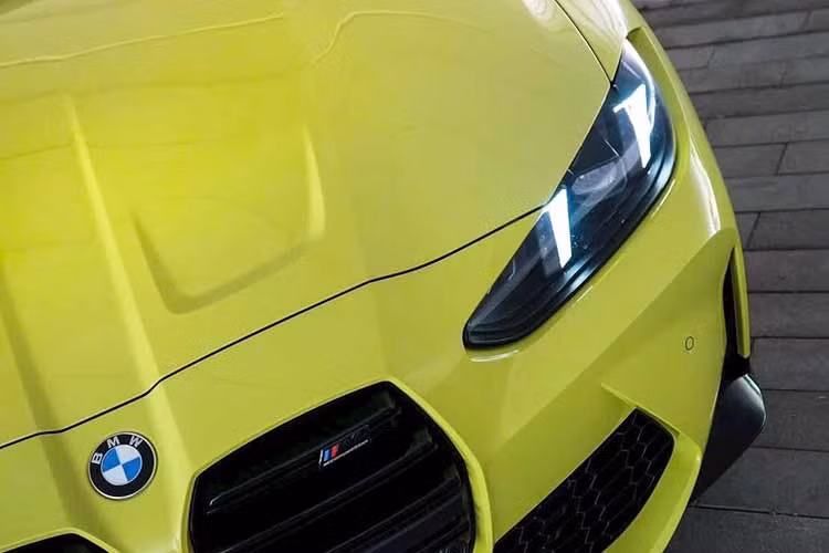 Ở bản nâng cấp LCI, BMW tinh chỉnh hệ thống chiếu sáng với cụm đèn LED mới, đồng thời bổ sung đèn hậu laser lấy cảm hứng từ BMW M4 CSL. Thay đổi này giúp phần đuôi xe trở nên hiện đại và tạo hiệu ứng nhận diện rõ nét hơn vào ban đêm.
