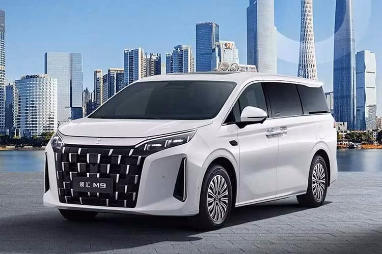 BYD đã chính thức ra mắt mẫu MPV cỡ lớn Linghui M9 dành cho dịch vụ gọi xe tại Trung Quốc. Mẫu xe này ra mắt trong bối cảnh hãng xe có trụ sở tại Thâm Quyến đang tìm cách giảm bớt hình ảnh “giá rẻ” trong tâm trí người tiêu dùng nội địa. Đây vốn là phiên bản giá rẻ, chuyên để phục vụ thị trường taxi và dịch vụ gọi xe của BYD M9.
