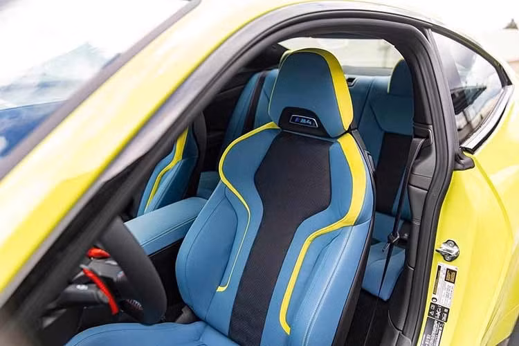 Về vận hành, BMW M4 Competition LCI vẫn sử dụng khối động cơ 3.0L tăng áp kép, cho công suất tối đa 503 mã lực và mô-men xoắn cực đại 650 Nm. Sức mạnh được truyền tới bánh sau thông qua hộp số ly hợp kép 7 cấp, giúp xe tăng tốc từ 0–100 km/h trong khoảng 3,8 giây.