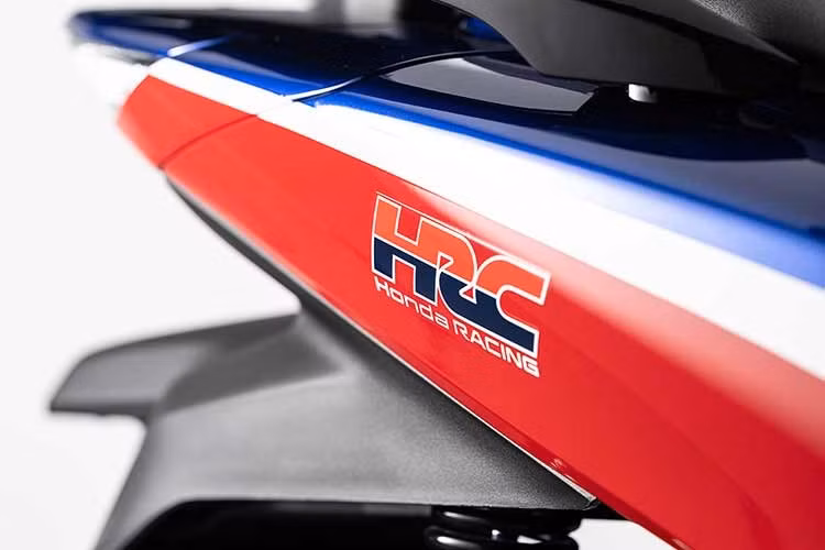 Ngoài dàn vỏ, SH HRC không có bất kỳ sự khác biệt nào với các bản SH125 và 150i thường. Honda cũng xác nhận rằng dàn vỏ xe đặc biệt của phiên bản này sẽ được bảo hành lên đến 6 năm với phụ tùng thay thế sẵn có, đảm bảo khả năng sửa chữa hoặc thay thế các bộ phận dành riêng cho màu sơn HRC theo thời gian.