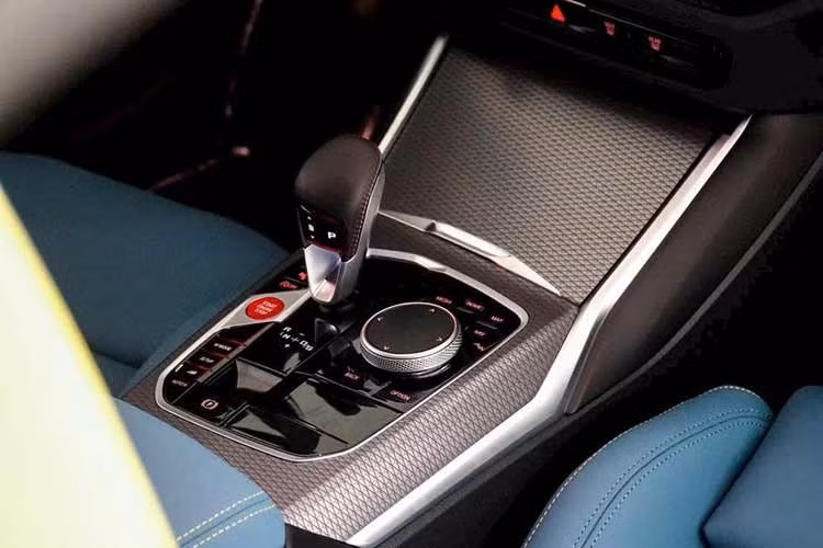 Các chế độ lái, hệ thống treo thích ứng và vi sai chủ động tiếp tục là những trang bị tiêu chuẩn, phục vụ cả nhu cầu di chuyển hàng ngày lẫn trải nghiệm hiệu năng cao.