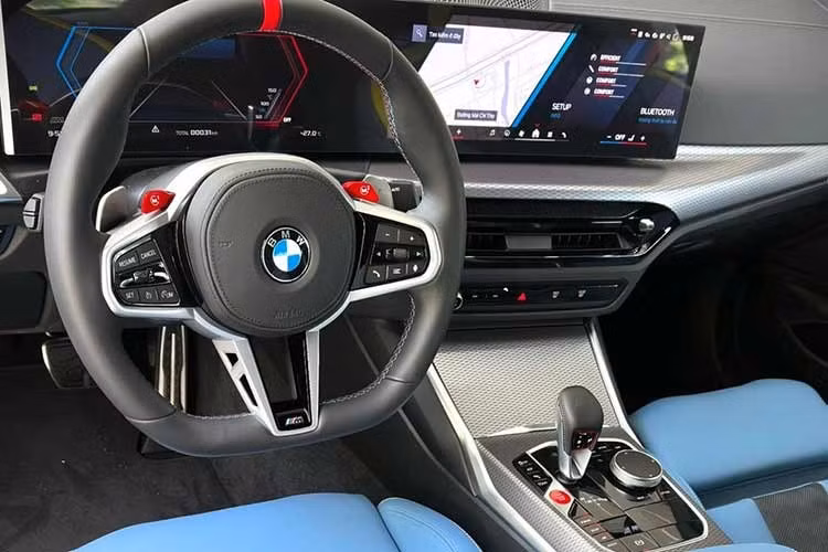 Bước vào bên trong, khoang lái của BMW M4 Competition LCI thế hệ mới gây chú ý với nội thất da Merino phối ba tông màu đen, xanh và vàng, tạo điểm nhấn khác biệt cho khoang cabin. Đi kèm các chi tiết ốp carbon trải dài trên bảng táp-lô và bệ trung tâm.