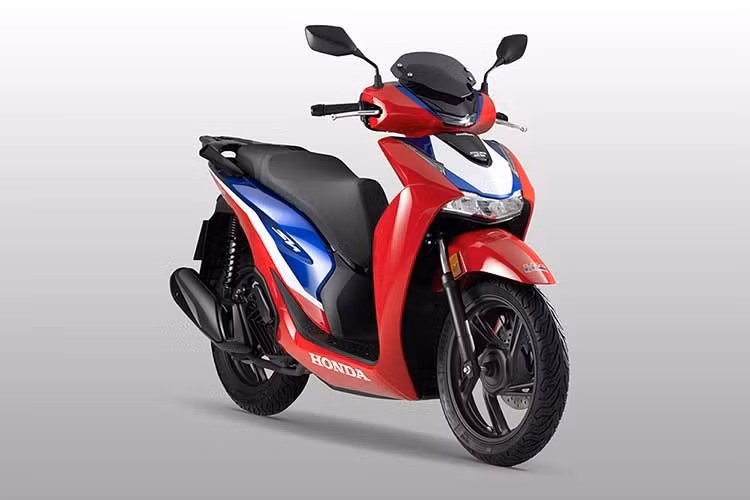 Theo thông tin từ doanh nghiệp này, lô xe ga Honda SH thế hệ mới đầu tiên gồm 58 chiếc đang hoàn tất các thủ tục để thông quan trong tháng 7/2026. Toàn bộ xe được lắp ráp tại nhà máy Honda Italia Industriale S.P.A ở Atessa (Ý), gồm 250 chiếc SH150i và 250 chiếc SH125i.