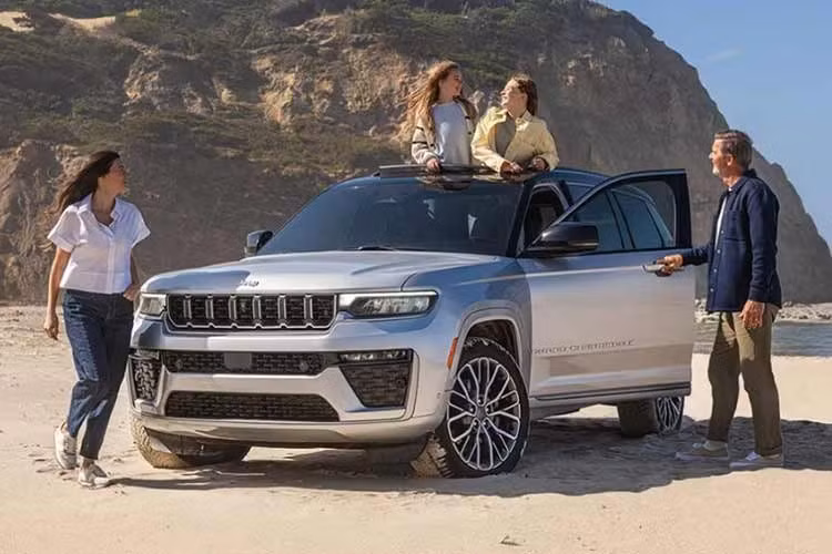 Xe vẫn giữ những đặc trưng quen thuộc của thương hiệu Jeep với lưới tản nhiệt 7 khe dựng đứng, cụm đèn pha LED nối liền mặt ca-lăng và phần đuôi vuông vức. Tùy phiên bản, xe sẽ được trang bị bộ mâm hợp kim kích thước 17, 18 hoặc 20 inch. Hệ thống treo gồm MacPherson phía trước và đa liên kết phía sau.