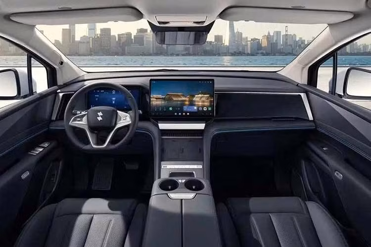 Một điểm nhấn khác là hệ thống thông tin giải trí DiLink 100, tích hợp trợ lý giọng nói 4 vùng và hỗ trợ Huawei HiCar. Tuy là xe giá rẻ nhưng ở phiên bản cao cấp, BYD Linghui M9 vẫn được trang bị ghế có chức năng sưởi, thông gió và massage ở cả hàng ghế trước lẫn hàng ghế thứ hai.