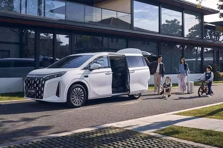 Khoang nội thất của BYD Linghui M9 được bố trí 7 chỗ ngồi theo cấu hình 2+2+3. Phiên bản tiêu chuẩn được trang bị màn hình cảm ứng trung tâm 12,8 inch và bảng đồng hồ kỹ thuật số 12,3 inch. Trong khi đó, phiên bản cao cấp sở hữu màn hình trung tâm kích thước 15,6 inch.