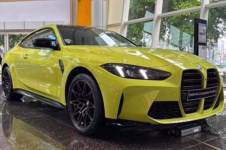 BMW M4 Competition LCI mới tại Việt Nam vẫn duy trì phong cách thiết kế thể thao đặc trưng của dòng M với những đường nét cơ bắp và đậm tính khí động học. Chiếc xe trưng bày tại Hà Nội này được hoàn thiện với màu sơn Sao Paulo Yellow, một trong những màu sắc nhận diện quen thuộc của dòng BMW M.