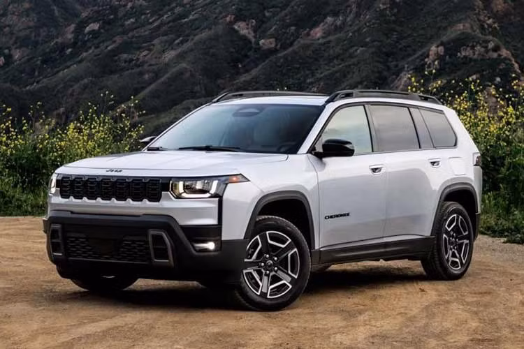 Jeep Cherokee 2026 sẽ là mẫu xe tiếp theo được Thaco xác nhận sẽ phân phối tại thị trường Việt Nam. Doanh nghiệp hiện chưa công bố thời điểm mở bán cũng như số lượng phiên bản sẽ được đưa về, song động thái này đánh dấu bước mở rộng danh mục sản phẩm Jeep tại Việt Nam.