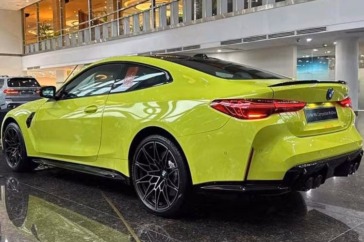 So với bản tiền nhiệm, mẫu coupe hiệu năng cao BMW M4 Competition LCI thế hệ mới này không thay đổi quá nhiều về tổng thể thiết kế nhưng được tinh chỉnh ở một số chi tiết nhằm tăng tính nhận diện.